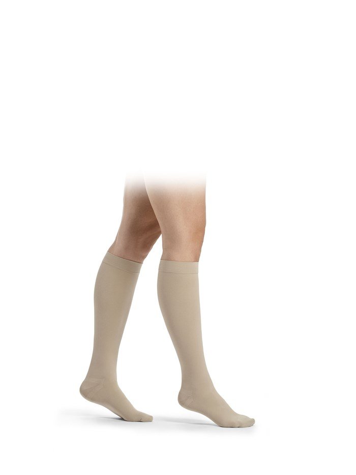 productshot_sigvaris_essential_classical_female_ad20closedtoe_savanna_primary_rgb_ecne2 Gambaletto classe 1 Sigvaris Essential Classical (ex. Top Fine) punta aperta - immagine 1